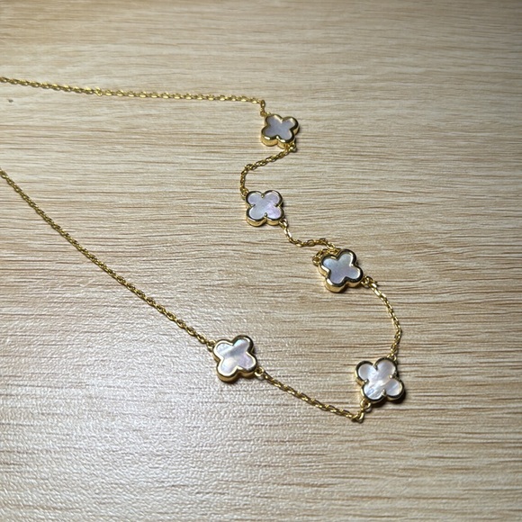 Gold Necklace with 5 Mother of Pearl Clover Pendants EVRY JEWELS - Picture 5 of 8